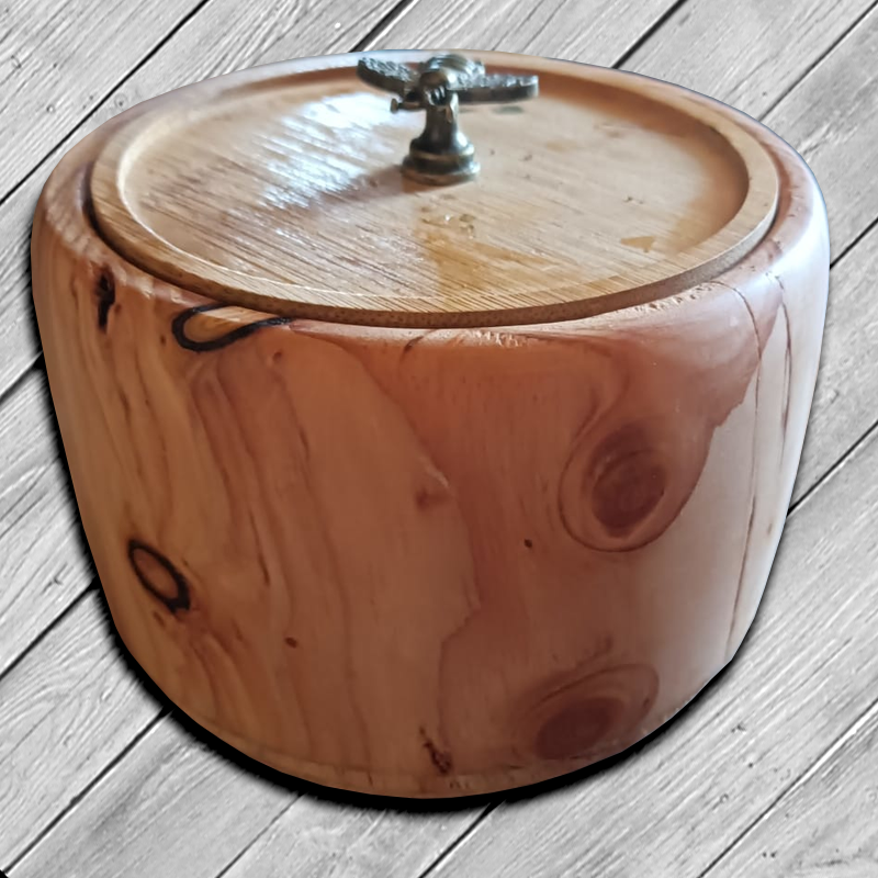 Große Holzdose mit Metallknauf